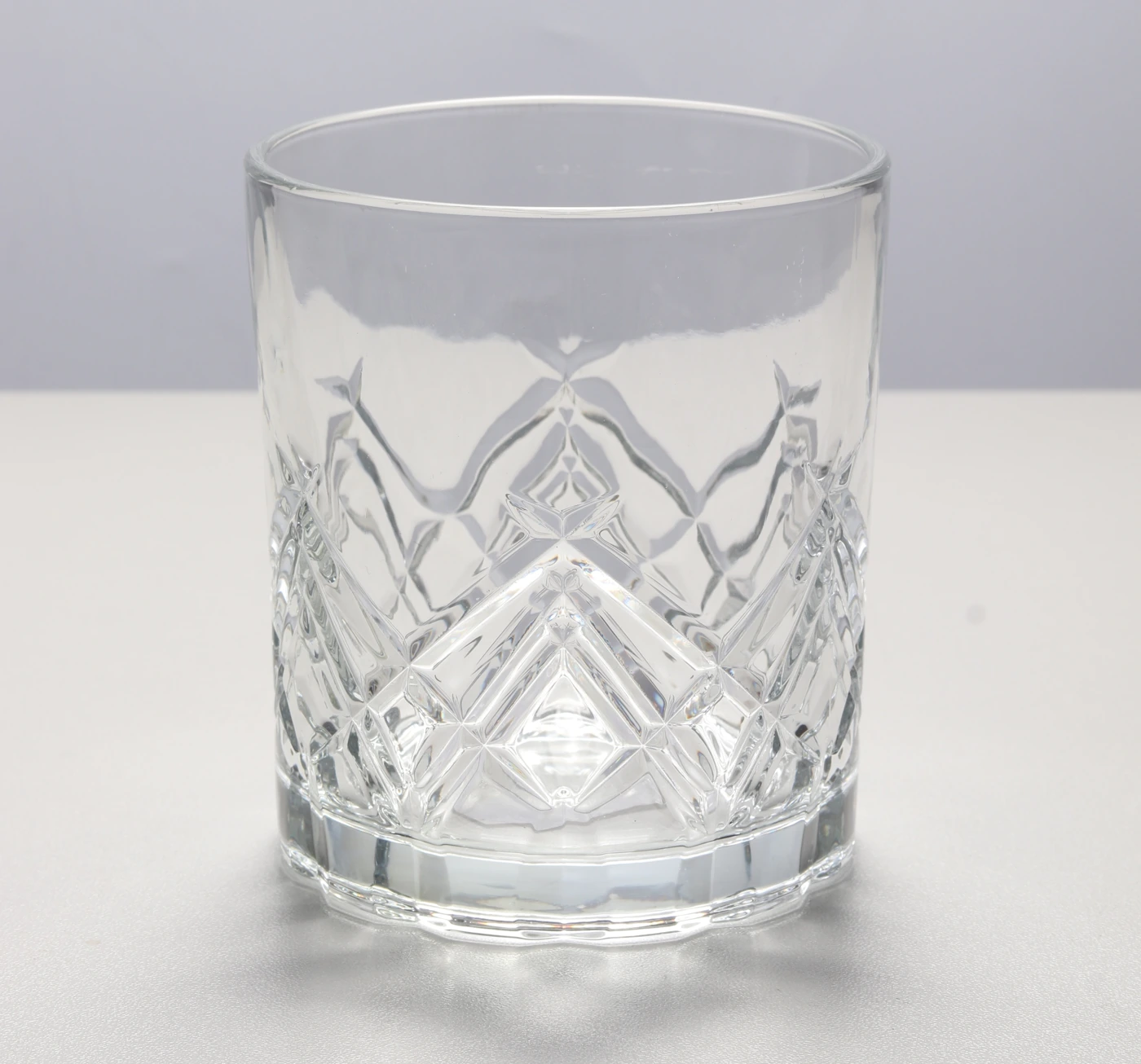 Loop-pattern rocks glass