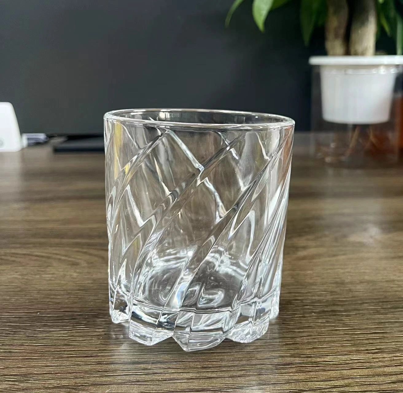 Diagonal-texture tumbler