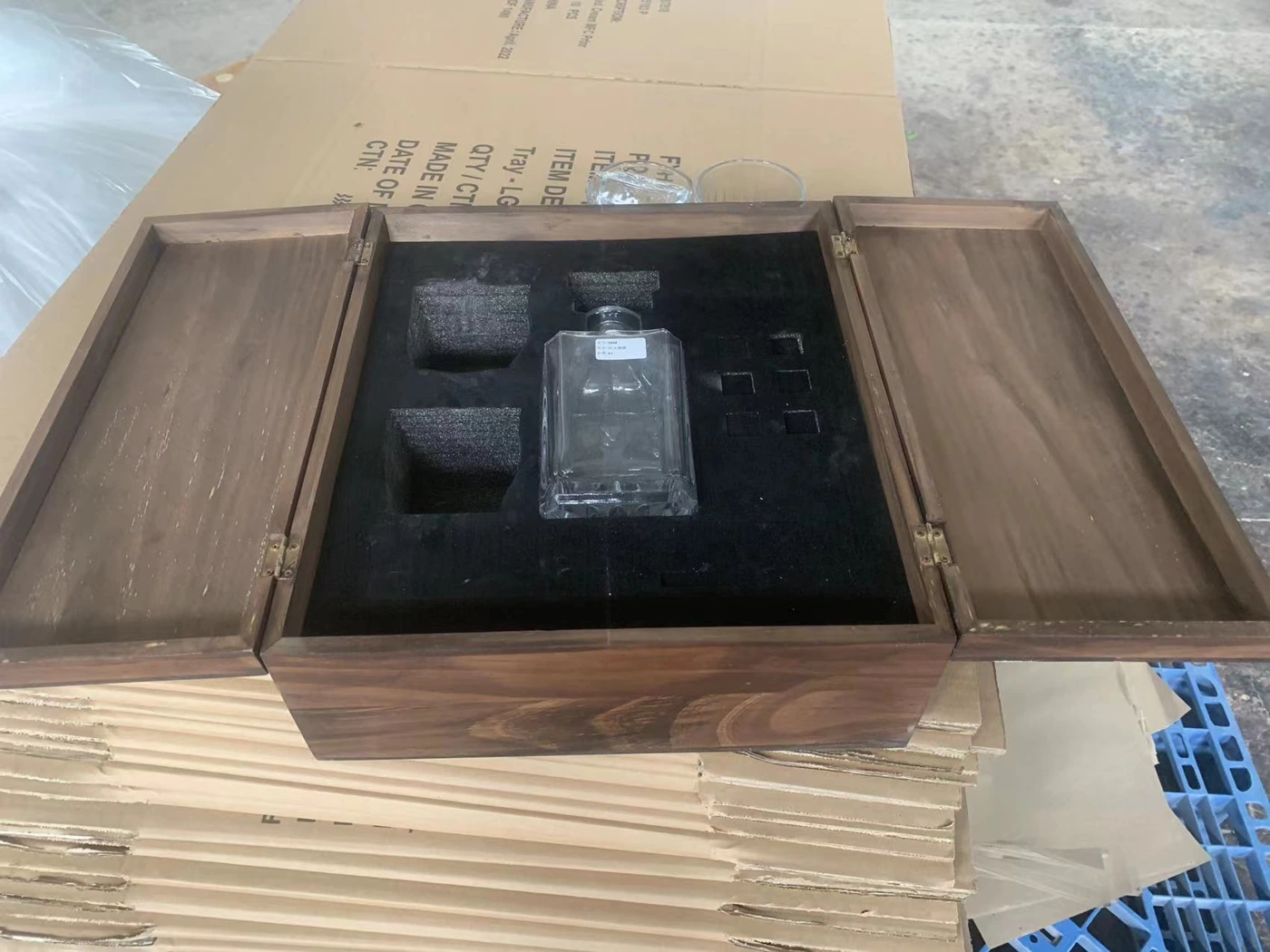 Double-compartment wooden box