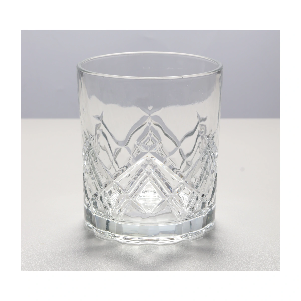 Loop-pattern rocks glass