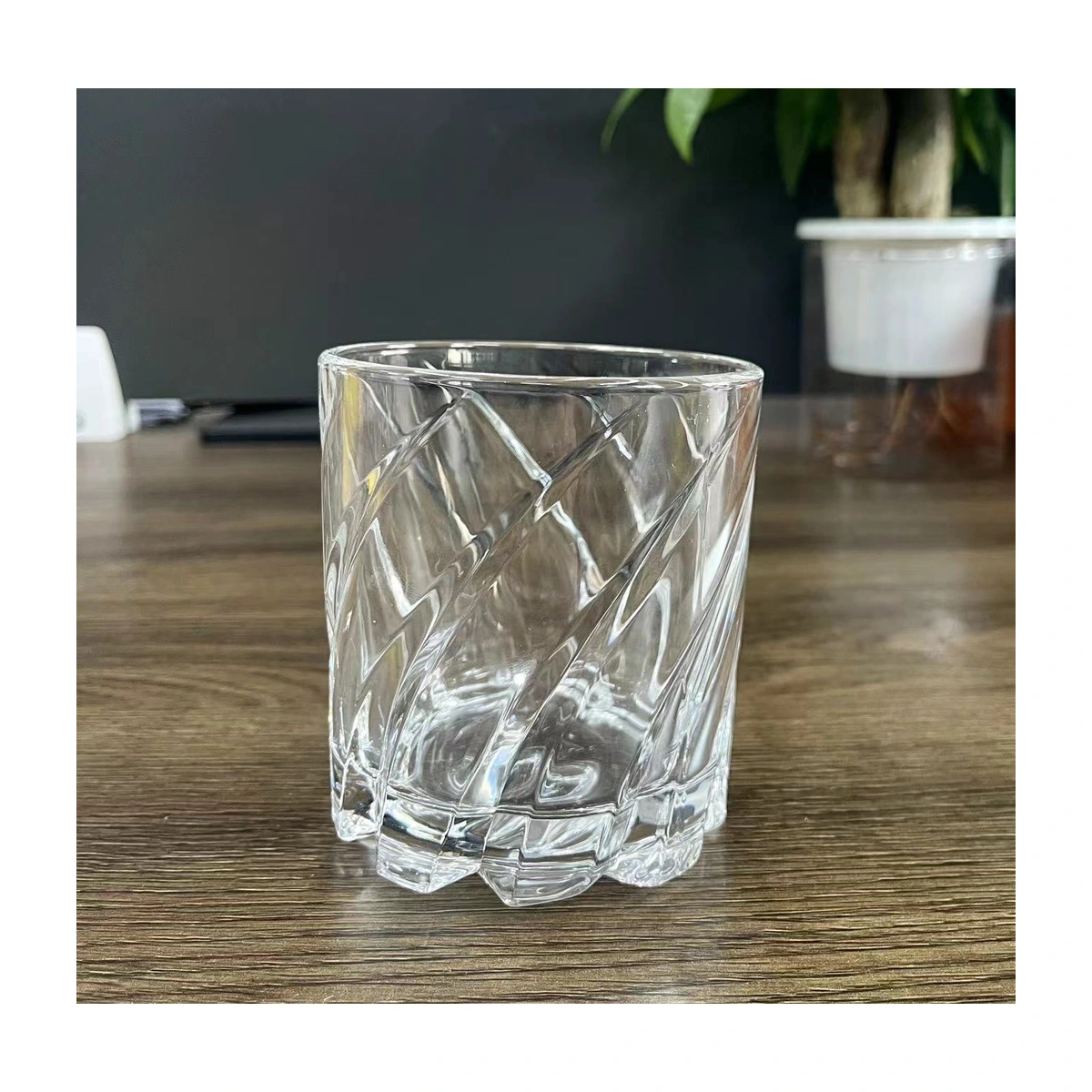 Diagonal-texture tumbler
